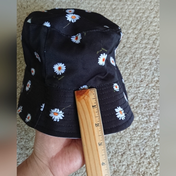 Alice + Olivia x FabFitFun Reversible Bucket Hat Black & White Daisy Print - Picture 9 of 11